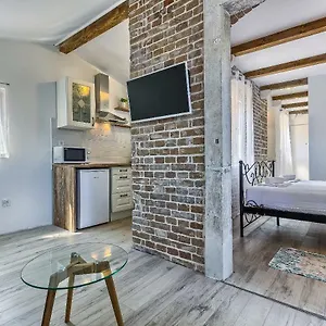 https://studio-apartment-with-balcony.splithotels.org